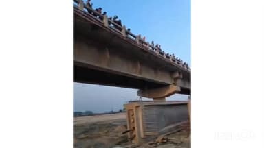 कलान: रामगंगा नदी के नवनिर्मित पुल पर क्रेन द्वारा सीमेंट के बीम को पिलरों पर रखने का काम शुरू, देखने वालों की उमड़ी भीड़