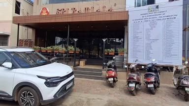 பாளையங்கோட்டை: 55 ஆண்டுகளுக்கு முன்னர் படித்த பள்ளியின் மாணவர்கள் சந்தித்த நெகிழ்ச்சியான சம்பவம் தெற்கு பஜார் தனியார் ஹோட்டலில் நடைபெற்றது.