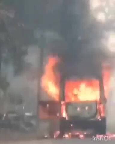 सलेमपुर: देवरिया के मझौलीराज में स्कूली वाहन में लगी आग, लोगों ने तीन छात्रों और दो शिक्षिकाओं को सुरक्षित बाहर निकाला