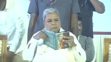 ಲಕ್ಷ್ಮೇಶ್ವರ: ಗದ್ದುಗೆ ಗುದ್ದಾಟದ ನಡುವೆ ಪಟ್ಟಣದ ಖಾಸಗಿ ಕಾರ್ಯಕ್ರಮದಲ್ಲಿ ರಿಲ್ಯಾಕ್ಸ್ ಮೂಡಲ್ಲಿ ಬಿದ್ದು ಗೆದ್ದವರು ಪುಸ್ತಕ ಓದಿದ ಸಿದ್ದರಾಮಯ್ಯ