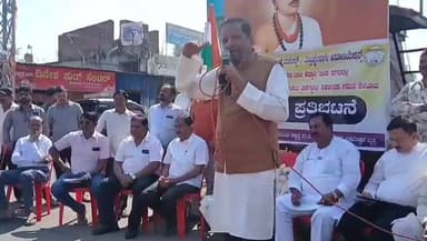 ಬಾಗಲಕೋಟೆ: ವಿವಿಧ ಬೇಡಿಕೆಗಳ ಈಡೇರಿಕೆಗೆ ಒತ್ತಾಯ, ನಗರದಲ್ಲಿ ಬಾಗಲಕೋಟೆ ಯೂನಿಯನ್ ಆಫ್ ಮರ್ಚಂಟ್ಸ ಮತ್ತು ಎಂಟರಪ್ರೈನರ್ಸ್ ಅಸೋಸಿಯೇಷನ್ ವತಿಯಿಂದ ಪ್ರತಿಭಟನೆ