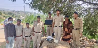 ಹನೂರು: ಮಹದೇಶ್ವರಬೆಟ್ಟದಲ್ಲಿ ಗಾಂಜಾ ಸಾಗಾಟ – ಮಹಿಳೆ ಬಂಧನ