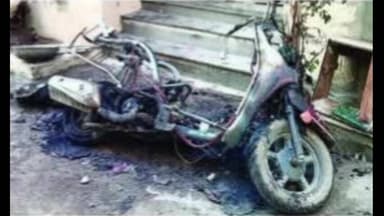 चाळीसगाव: चाळीसगावात हॉटेल संचालकाच्या घरासमोरील दुचाकी जाळली; सीसीटीव्ही फुटेज पोलिसांच्या हाती