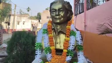 চাঁচল ১: শিবরাম চক্রবর্তীর জন্মদিনে পাহাড়পুরে আবক্ষ মূর্তিতে মাল্যদান, উপস্থিত বিধায়ক