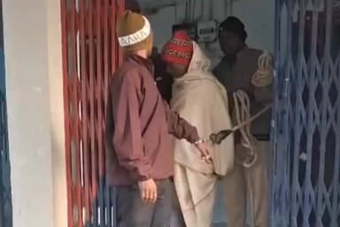 चानन: चानन थाना क्षेत्र में पुलिस ने तीन अभियुक्तों और एक वारंटी को किया गिरफ्तार, अवैध बालू लदे ट्रैक्टर जब्त