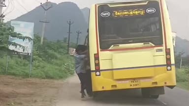 ஆண்டிப்பட்டி: துரைச்சாமிபுரம் அருகே அரசு பேருந்து பாரம் தாங் காமல் பேரிங் உடைந்து வழியில் நின்ற வீடியோ சமூக வலைதளத்தில் வெளியாகி பரபரப்பு