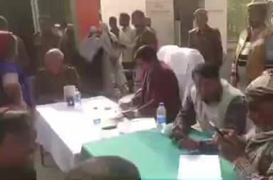 सिकंदरपुर: कोतवाली सिकंदरपुर में थाना समाधान दिवस में अधिकारियों ने सुनीं जनसमस्याएँ, फरियादियों की शिकायतों का किया निस्तारण