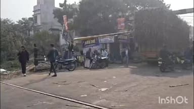 हर्रैया: बभनान रेलवे स्टेशन के पूर्वी रेल गेट को गन्ना लदे ट्रक ने तोड़ा, वीडियो हो रहा वायरल