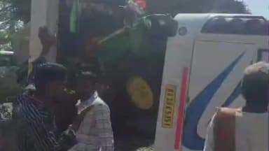 ಮೂಡಲಗಿ: ಕಲ್ಲೊಳ ಬ್ರಿಡ್ಜ್ ಬಳಿ ಭೀಕರ ಅಪಘಾತ: ಬಸ್ ಪಲ್ಟಿ