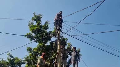 कांकेर: बिजली सर्विस वायर के अत्यधिक झूलने से लोगों को हो रही थी परेशानी, पार्षद की तत्परता से बहाल किया गया सर्विस वायर