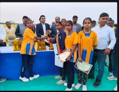 नानपुर: जिले के स्थापना दिवस पर नानपुर के निजी स्कूल की छात्राओं का शानदार प्रदर्शन