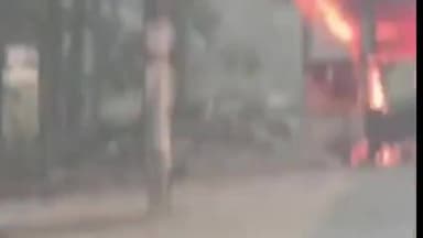 देेेवरिया: सलेमपुर में स्कूल वैन में लगी आग, सभी बच्चे सुरक्षित हैं