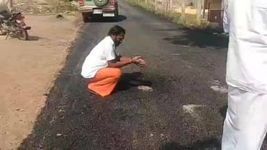 மானாமதுரை: அள்ள அள்ள கற்குவியலாக கையில் வரும் புதிதாக போடப்பட்ட தார் சாலை
பொதுமக்கள் புகாரை அடுத்து மானாமதுரை நகராட்சி ஆணையர் நேரில் ஆய்வு