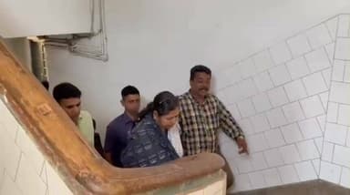 মোহনপুর: যোগেন্দ্রনগরের দত্তপাড়ায় পথ দুর্ঘটনায় আহত শিশু কন্যাকে দেখতে জিবি হাসপাতালে গেলেন প্রাক্তন কেন্দ্রীয় প্রতি মন্ত্রী