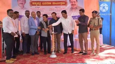 ಬೈಲಹೊಂಗಲ: ಬೈಲಹೊಂಗಲ ಪಟ್ಟಣದಲ್ಲಿ ಹಕ್ಕು ಪತ್ರವನ್ನು ವಿತರಿಸದ ಮಾನ್ಯ ವಸತಿ ಹಾಗೂ ವಕ್ಫ್ ಮತ್ತು ಅಲ್ಪಸಂಖ್ಯಾತರ ಕಲ್ಯಾಣ ಇಲಾಖೆ ಸಚಿವರಾದ ಜಮೀರ ಅಹ್ಮದ್