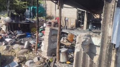 ಕುಷ್ಟಗಿ: ಮೇಣೆದಾಳ ಗ್ರಾಮದಲ್ಲಿ ವಿದ್ಯುತ್ ಅವಘಡದಿಂದ ಹಾನಿಯದ ಮನೆಗೆ ಭೇಟಿ ನೀಡಿ ಮನೆಯವರಿಗೆ ವಯಕ್ತಿಕ ಸಹಾಯ ನೀಡಿದ ಶಾಸಕ ದೊಡ್ಡನಗೌಡ ಪಾಟೀಲ