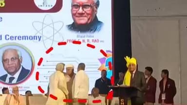 ಲಕ್ಷ್ಮೇಶ್ವರ: ಪಟ್ಟಣದಲ್ಲಿ ಚಂದನ ಶ್ರೀ ಪ್ರಶಸ್ತಿ ಸ್ವೀಕರಿಸಿ ಮಾತನಾಡುತ್ತಿದ್ದ ವೇಳೆ ಗುಸು ಗುಸು ಮಾತನಾಡಿದ ಶಾಸಕ, ಇದೆಂಥಾ ಅವಮಾನ.?