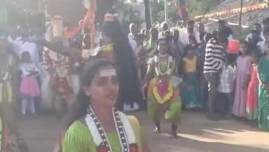 ಚಳ್ಳಕೆರೆ: ಓಬಯ್ಯನಹಟ್ಟಿ ಗ್ರಾಮದಲ್ಲಿ ಶ್ರೀಆಂಜನೇಯಸ್ವಾಮಿ ಕಾರ್ತಿಕೋತ್ಸವದ ನಿಮಿತ್ತ ಅದ್ದೂರಿ ರಥೋತ್ಸವ:ಮೆರುಗು ನೀಡಿದ ಜಾನಪದ ಕಲಾಮೇಳಗಳು