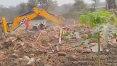 पंचदेवरी: पंचदेवरी प्रखंड के माफी गुरियाव गांव में प्रशासन ने जेसीबी से अतिक्रमण हटाया, मौके पर पुलिस मौजूद