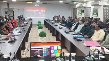 इटखोरी: चतरा: उपायुक्त ने राजस्व मामलों की गहन समीक्षा की, त्वरित निष्पादन के दिए निर्देश