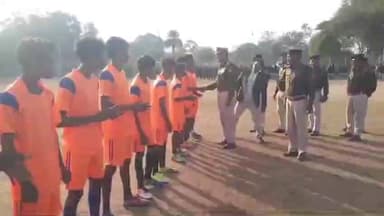 कुरडेग: कुरडेग के खलीजोर स्कूल मैदान में एसपी सिमडेगा, पुलिस स्टूडेंट कैडेट्स के साथ फुटबॉल टूर्नामेंट में शामिल हुए