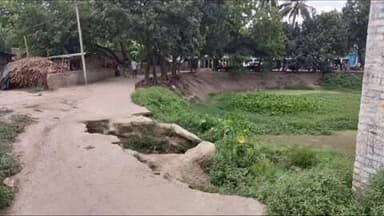 रानीगंज : मदरसा तक पहुंचने वाला रास्ता जानलेवा, छात्र-छात्राओं को भारी परेशानी