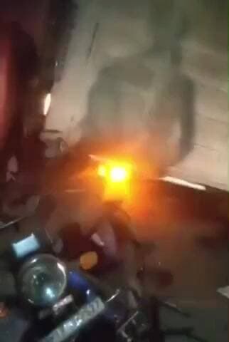 భిక్కనూర్: జంగంపల్లి శివారులో కారును ఢీ కొట్టి, లారీ బోల్తా, ఆరుగురికి స్వల్ప గాయాలు, క్రేన్ సాయంతో పక్కకు తొలగిస్తున్న పోలీసులు