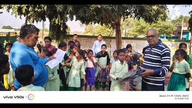 बसंतराय: बसंतराय बेसिक स्कूल पकड़िया में समाजसेवी द्वारा स्कूली छात्राओं को बैग का वितरण