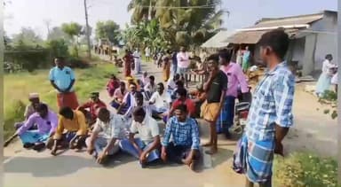 எடப்பாடி: சோழா கவுண்டனூர் பொதுமக்கள் பயன்படுத்தும் சாலையை தனிநபர் ஆக்கிரமித்து பாரங்களை போட்டதால் மக்கள் மறியல்