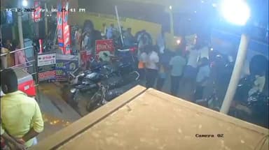 எடப்பாடி: எடப்பாடி பேருந்து நிறுத்தம் பேக்கரி அருகே நிற்கதிர் அருவாளால் விரட்டி விரட்டி வெட்டும் சிசிடிவி காட்சி வெளியாகி பரபரப்பு போலீசார் விசாரணை