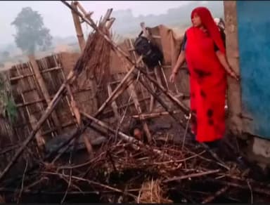 चोरौत: चोरौत में फूस के घर में आग लगने से हजारों की संपत्ति राख