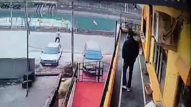 चच्योट: नरेश चौक के समीप सड़क पार कर रहे व्यक्ति को मोटरसाइकिल ने मारी जोरदार टक्कर, व्यक्ति घायल, सीसीटीवी फुटेज हुई वायरल