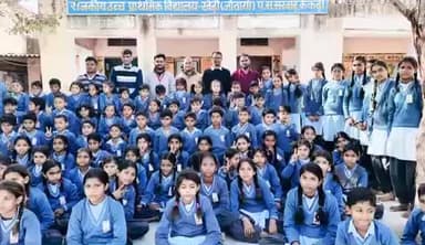 सरवाड़: खेड़ी के राजकीय विद्यालय में 130 छात्रों को निःशुल्क स्वेटर का वितरण, बच्चों के चेहरे खिले