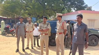 చిట్యాల: చిట్యాలలో సమస్యా త్మక పోలింగ్ స్టేషన్లను సందర్శించిన ఎస్పీ సిరిశెట్టి సంకీర్త్