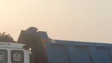 टंडवा: पांडे मोड़ पर कोल वाहन और कार की टक्कर, कार क्षतिग्रस्त, लोग बाल-बाल बचे