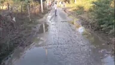 लवाण: बनियाना में नियमित सफाई के अभाव में नालियां अवरुद्ध, सड़कों पर भरा गंदा पानी, कीचड़मय रास्ते से गुजरने को मजबूर राहगीर