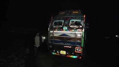 कलियासोल: पुष्पा लॉज के सामने गोदाम पर छापा, रोड ट्रक, बालू और एक जेसीबी मशीन ज़ब्त