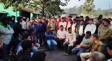 अमड़ापाड़ा: अमड़ापाड़ा: त्रिपक्षीय वार्ता के बाद आंदोलन स्थगित, 17 दिसंबर को फिर होगी बैठक