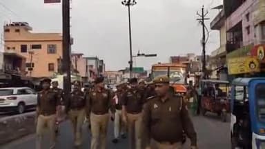 खतौली: खतौली कस्बे में मेरठ जोन के एडीजी भानु भास्कर ने सड़कों पर उतरकर सुरक्षा व्यवस्थाओं की की जांच, फोर्स रही मौजूद