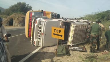 चौहटन: चौहटन में सड़क हादसे में स्कूल की बस और ट्रोले की टक्कर, तीन स्कूली बच्चे हुए घायल