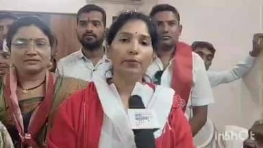 जळगाव: जनतेसाठी आम्ही ही निवडणूक लढणार आहेत अशी माहिती स्वराज्य शक्ती सेनेच्या अध्यक्ष करुणा मुंडे यांनी दिली आहे