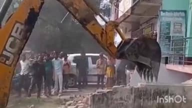 इस्लामनगर अलीगंज: अलीगंज में सड़कों से अतिक्रमण हटाने को प्रशासन सख्त, सड़के अब दिखने लगीं चौड़ी