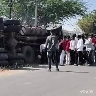 शेवगाव: शेवगांवमध्ये ओव्हरलोड ऊसाच्या ट्रक आणि ट्रॉल्यांमुळे धोका ! अपघात वाढल्याने जीव धोक्यात