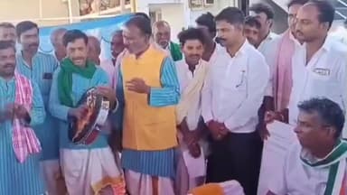 ಕುಂದಗೋಳ: ಕುಂದಗೋಳ ಪಟ್ಟಣದಲ್ಲಿ ಸಚಿವ ಸತೀಶ ಜಾರಕಿಹೊಳಿ ಜಾನಪದ ಕಲಾವಿದರ ಸಂವಿಧಾನದ ಕುರಿತಾದ ಹಾಡುಗಳನ್ನು ಕೇಳಿ ಖುಷಿಪಟ್ಟರು