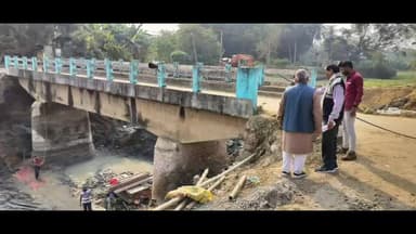 দাসপুর ১: নিশ্চিন্তপুরে গোমরাই খালের ব্রিজের উপর শুরু হল ব্রিজ রিপিয়ারিং এর কাজ,পরিদর্শনে রাজ্য তৃণমূল কংগ্রেসের সাধারণ সম্পাদক