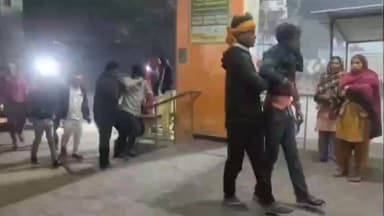 लौरिया: लौरिया मेला जा रहे टोटो को पिकअप ने मारी टक्कर, वाहन पुल से नीचे गिरा, छह लोग घायल