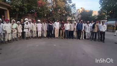 करेड़ा: बूदर गुर्जर आत्महत्या मामले में निर्दोष लोगों को फंसाने का आरोप, ग्रामीणों ने कलेक्ट्रेट पर प्रदर्शन कर सौंपा ज्ञापन