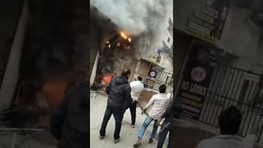 ग्रेटर नोएडा वेस्ट में सोसाइटी के शॉपिंग कॉम्प्लेक्स की दुकान में लगी आग #news #rsoninews #fire