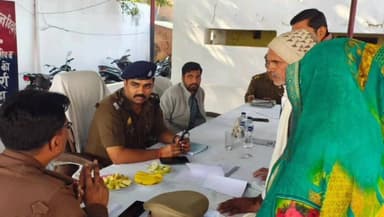 अतर्रा: अतर्रा थाने में आयोजित थाना समाधान दिवस में क्षेत्र अधिकारी प्रवीण व एसडीएम अतर्रा रहे मौजूद