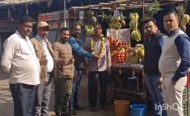 घाटीगांव: नगर निगम ने फल विक्रेताओं को किया सम्मानित, स्वच्छता के प्रति जागरूकता बढ़ाई